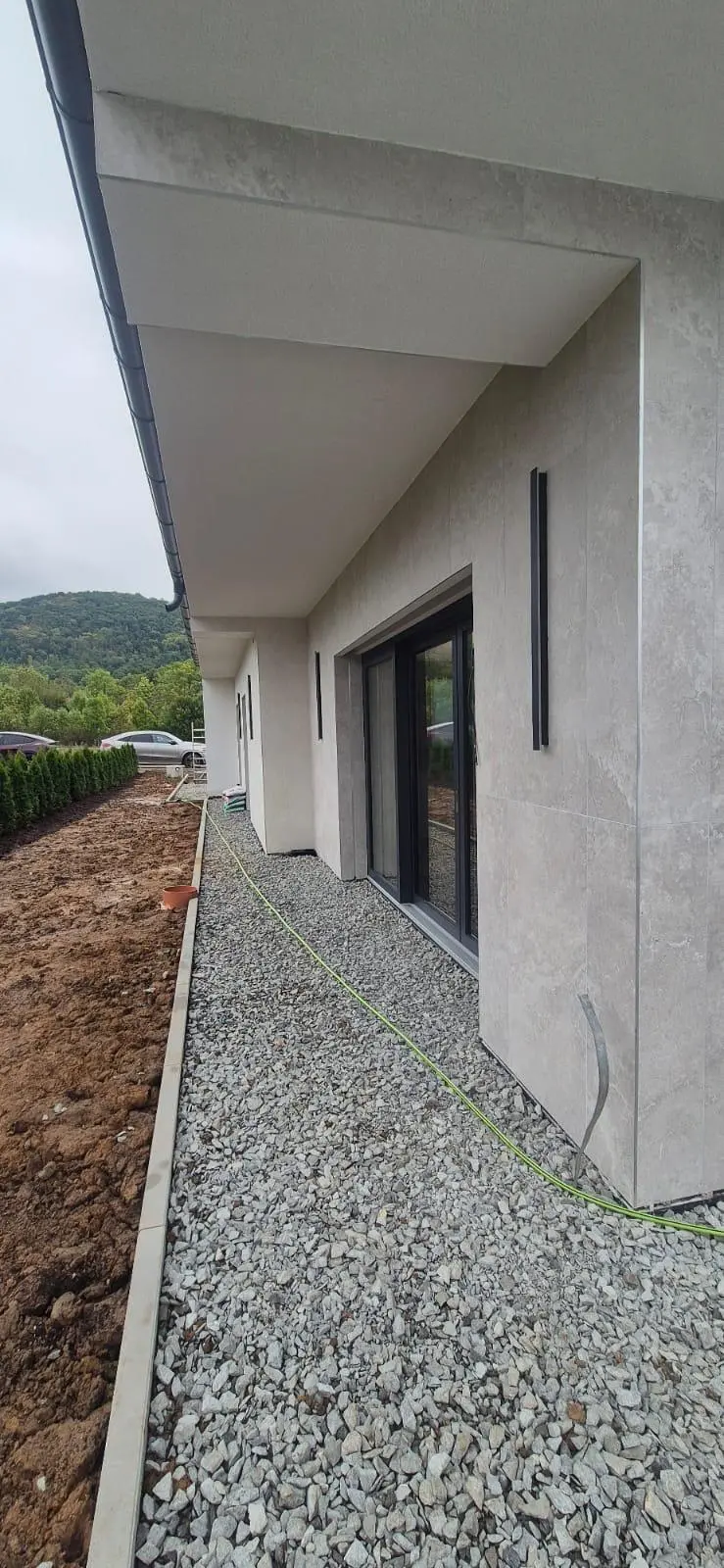 Pokládka fasádních obkladů a dlažby na chodníky 120×60 cm Říčany